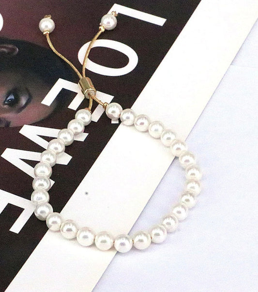 In Style pearls bracelets.